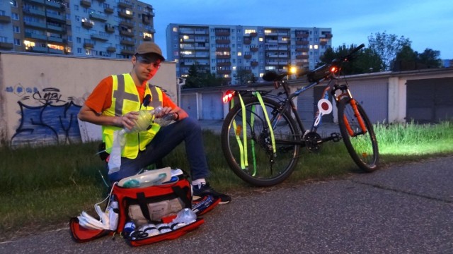 Konrad Wenganowski, wraz z kolegą, organizuje rowerowe "medyczne patrole" we Włocławku