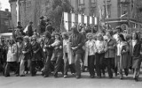 Tarnów. Tak wyglądały 1-majowe pochody w czasach PRL. Obowiązkowo maszerowały w nich całe szkoły i zakłady pracy [ARCHIWALNE ZDJĘCIA]