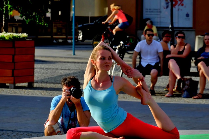 Flash mob miał promować yogę w przestrzeni miejskiej.