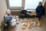 Policjanci odkryli w mieszkaniach ponad 23 kg nielegalnego tytoniu [FOTO]