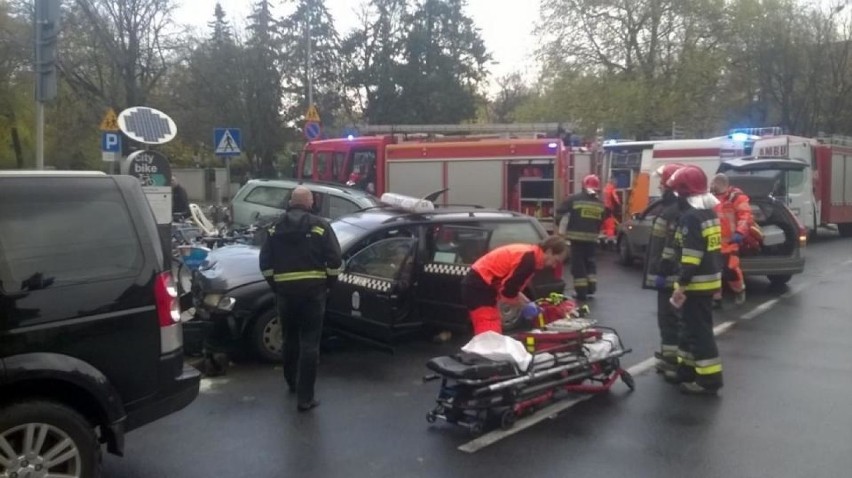 Jedna osoba ranna w wypadku na skrzyżowaniu Głogowskiej i Berwińskiego [ZDJĘCIA]