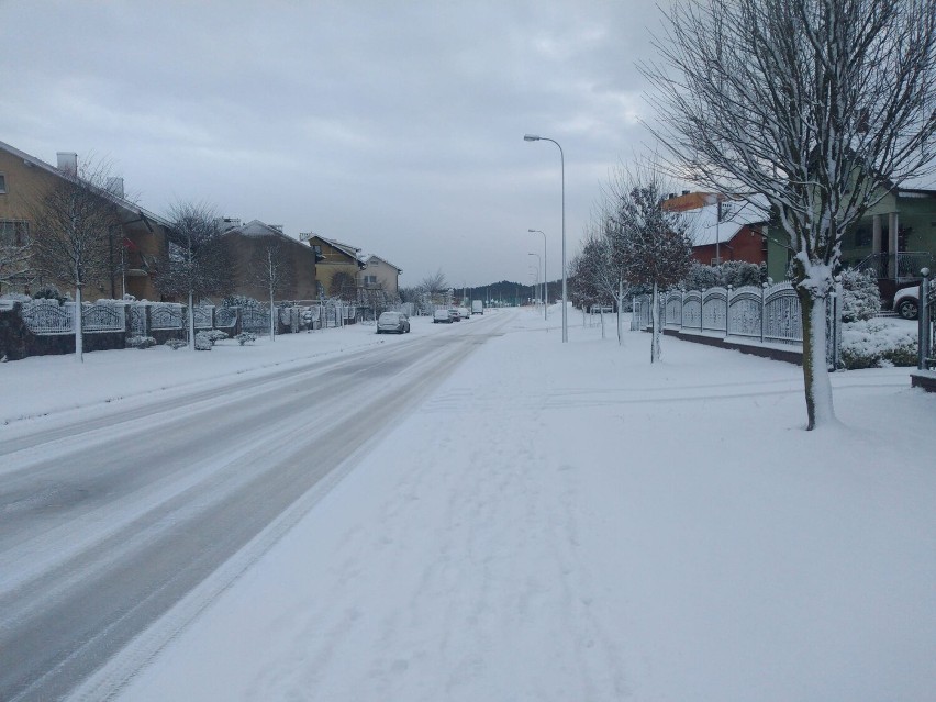 Śnieg powrócił do Wejherowa. Na bocznych drogach jest ślisko. Policja apeluje o ostrożność [WIDEO, ZDJĘCIA]