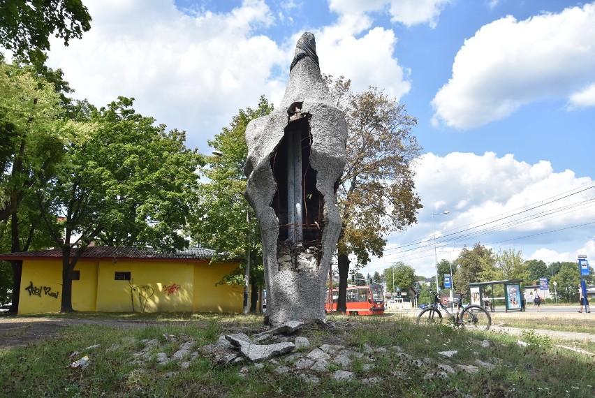 Rzeźba „Koguta” popada w ruinę