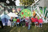 Burowiec nie jest już bury! Olbrzymi, długi na 25 metrów, kolorowy mural powstał przy PM 60 ZDJĘCIA