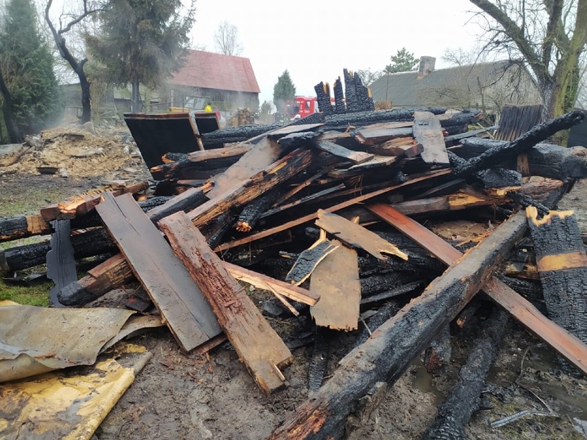 Tragiczny pożar we wsi Krzaki. Nie żyje kobieta, jej mąż...