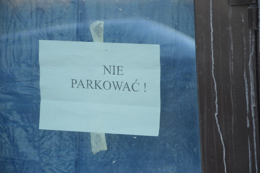 Znów posypały się wezwania na komendę. 20 nieprawidłowo zaparkowanych aut na ul. Długiej