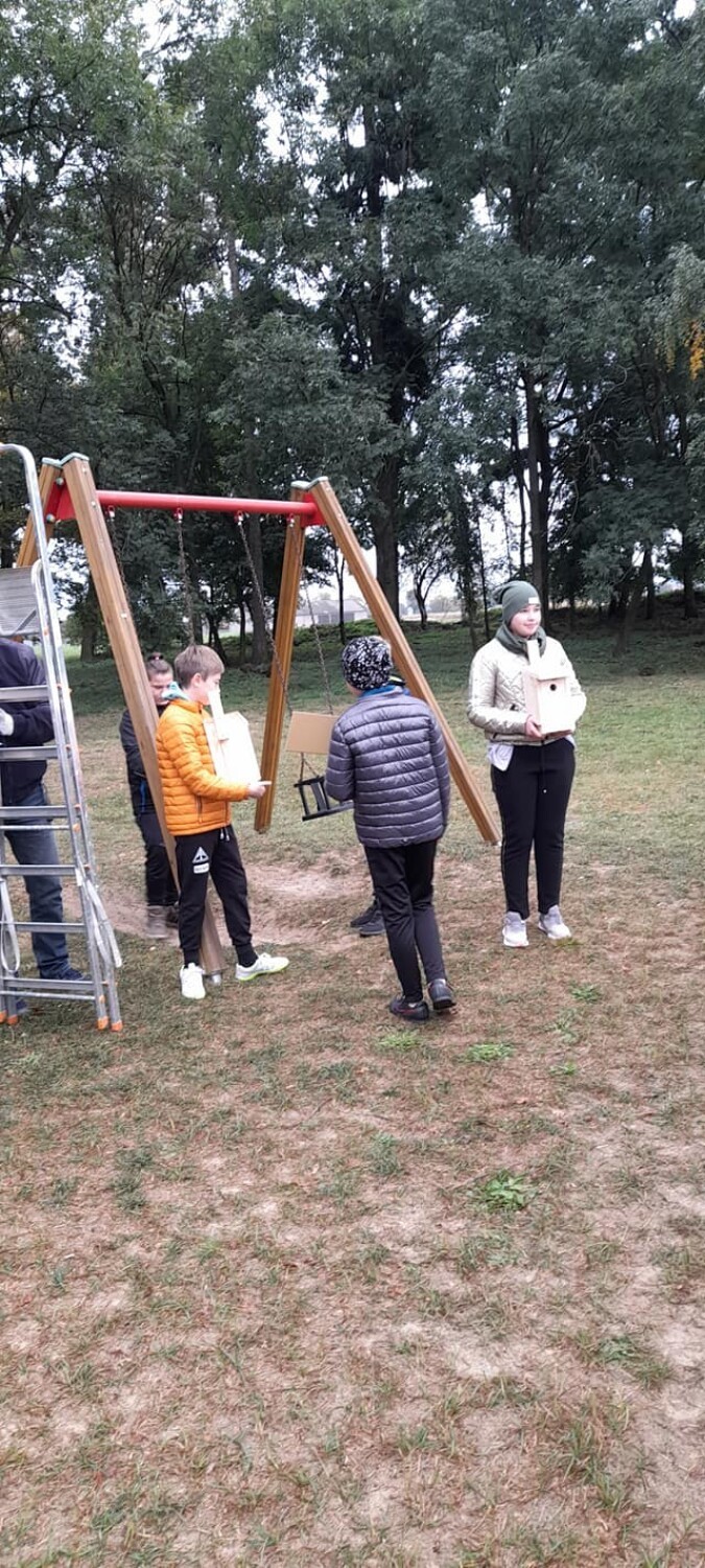 W Jedlcu dzieci zawiesiły na drzewach budki lęgowe dla ptaków