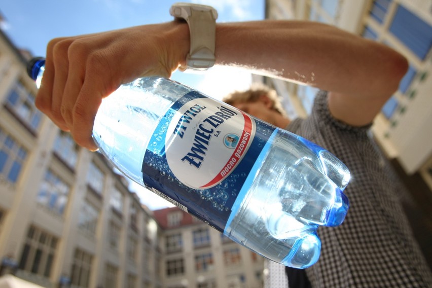 Woda w butelkach Żywiec Żywioł Zdrój z dwóch partii została...