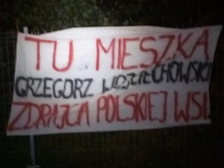 Gnój i transparenty pod domem posła z naszego regionu, Grzegorza Wojciechowskiego [ZDJĘCIA]