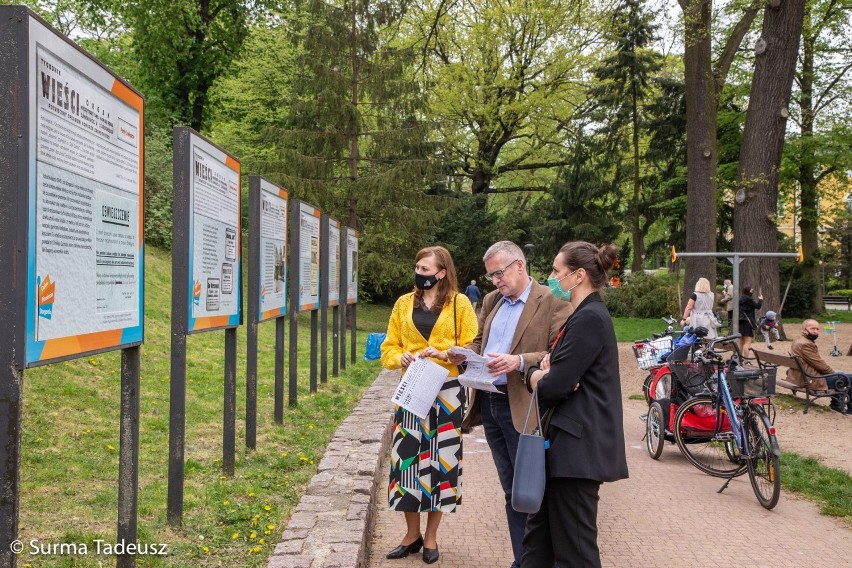 Dzień Pionierów Stargardu 2021. Wystawa Wieści z "Wieści" otwarta w parku Chrobrego w Stargardzie. Przystań na chwilkę podczas spaceru!