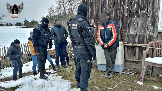 Akcja łowców pedofili została przeprowadzona w czwartek 26 stycznia w Ostruszy koło Ciężkowic. Zatrzymano 40-letniego Grzegorza D., który podejrzany jest o czyny pedofilskie