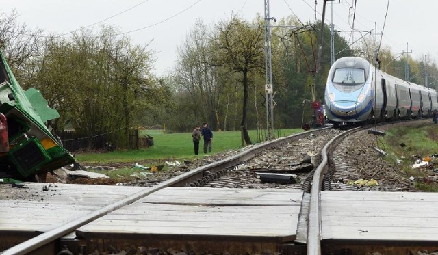 Na miejscu prace prowadzą służby techniczne PKP Polskich Linii Kolejowych S.A. oraz PKP Energetyka. Wstępne prognozy zakładają, że rozkładowy ruch pociągów uda się przywrócić w środę.