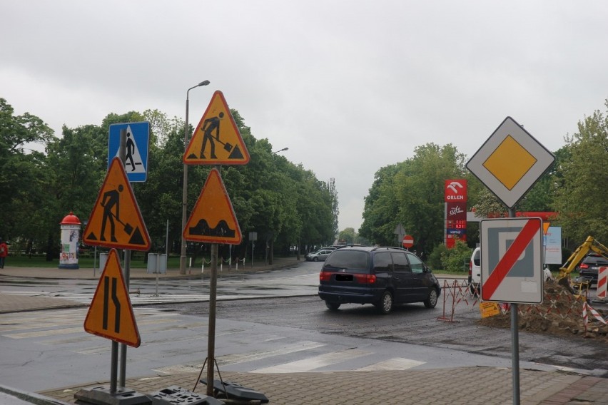 Trwa remont drogi na placu Karola Marcinkowskiego - są utrudnienia [ZDJĘCIA] 