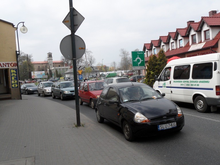 Dziś w Lublińcu dzień targowy, a do tego jutro zaczyna się długi weekend. Centrum jest w korkach