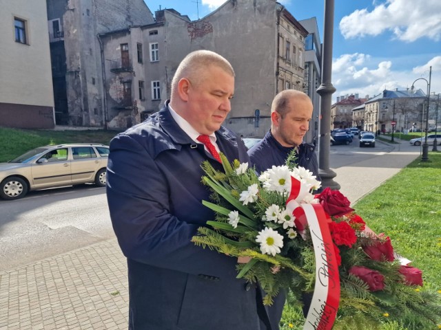 W Przemyślu obchodzono 83. rocznicę Zbrodni Katyńskiej. Wcześniej przedstawiciele Prawa i Sprawiedliwości złożyli kwiaty przed tablicą poświęconą pamięci ofiar katastrofy smoleńskiej (na fot).