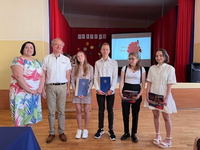 Uczniowie Liceum Ogólnokształcącego w Poddębicach pożegnali rok szkolny ZDJĘCIA
