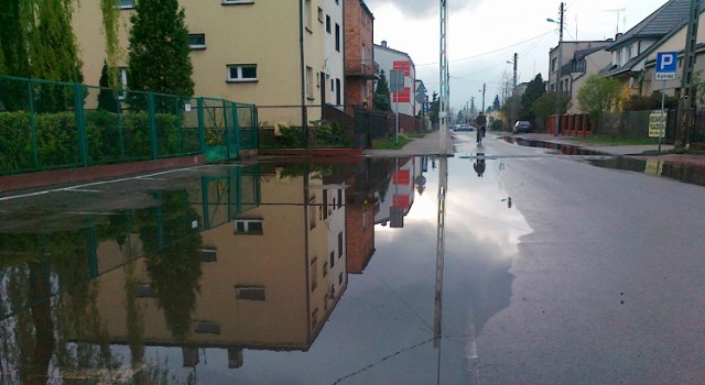 Po większych opadach deszczu na parkingu przy przedszkolu przy ul. Kołłątaja w Radomsku tworzy się jezioro