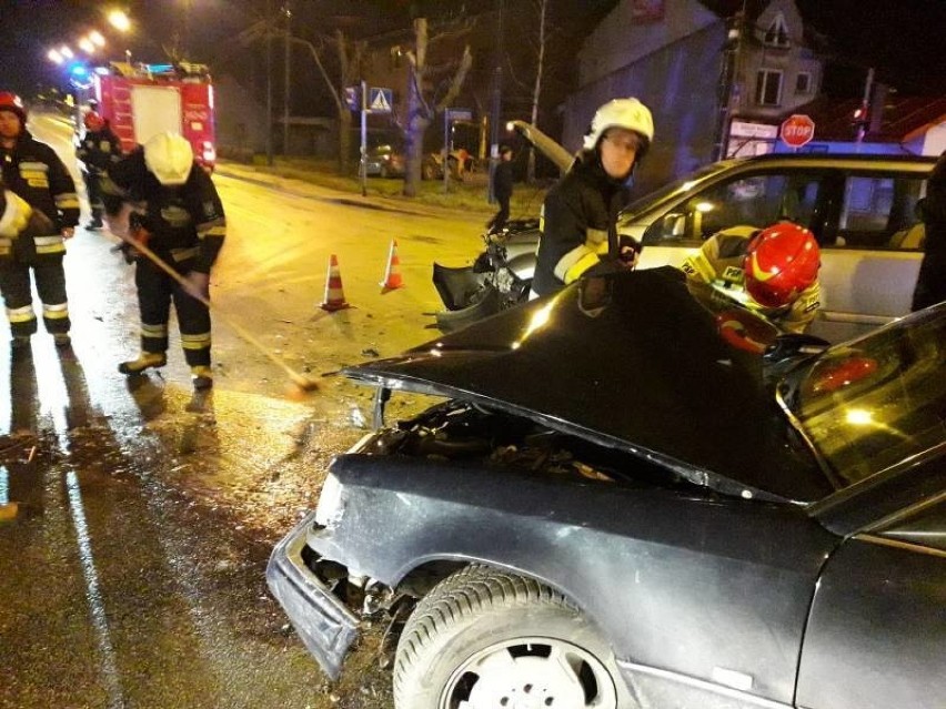 Zderzenie dwóch osobówek zablokowało ruch na ulicy Węgierskiej