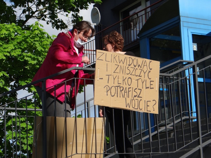 Protest mieszkańców gminy Ładzice przeciwko likwidacji Gminnego Ośrodka Zdrowia. Radni podjęli decyzję [ZDJĘCIA, FILM]