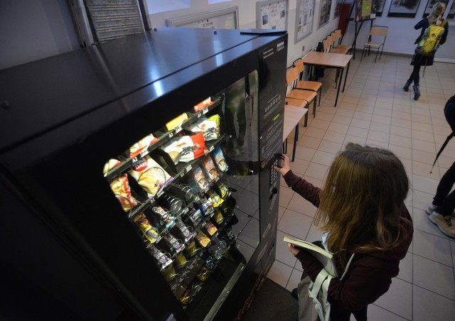 Automaty z niezdrową żywnością kuszą, a nasze dzieci tyją