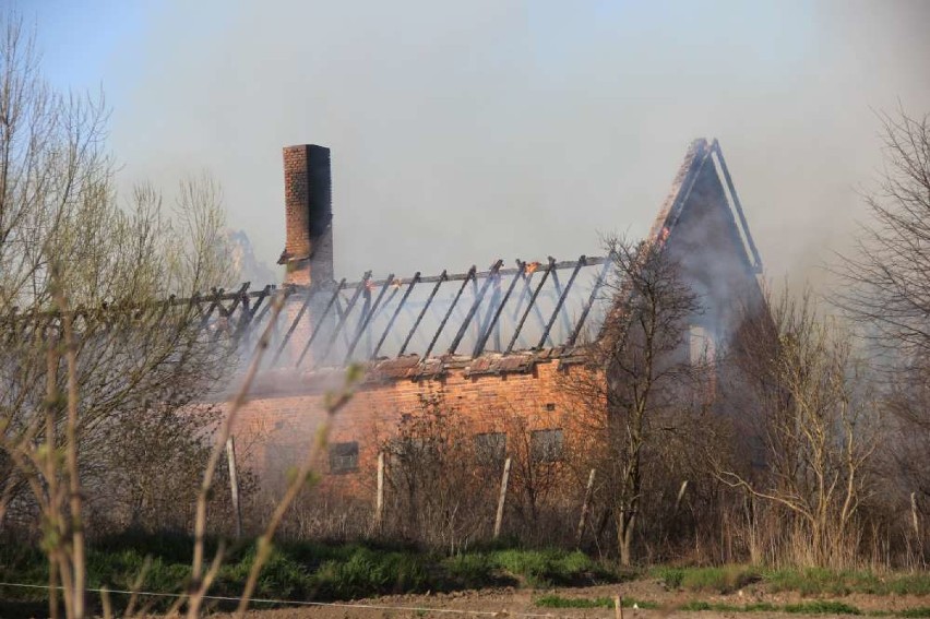 Pali się opuszczona stodoła w Runowskiem