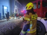 Pożar w centrum Zduńskiej Woli. Cztery osoby trafiły do szpitala ZDJĘCIA