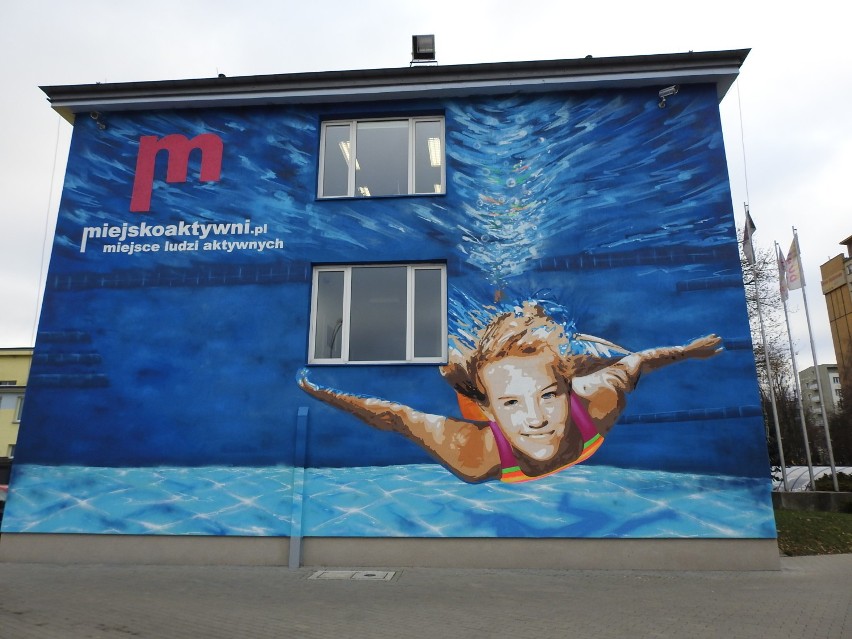 Nowy - sportowy mural. Na ścianie pływalni przy Włókienniczej [zdjęcia]