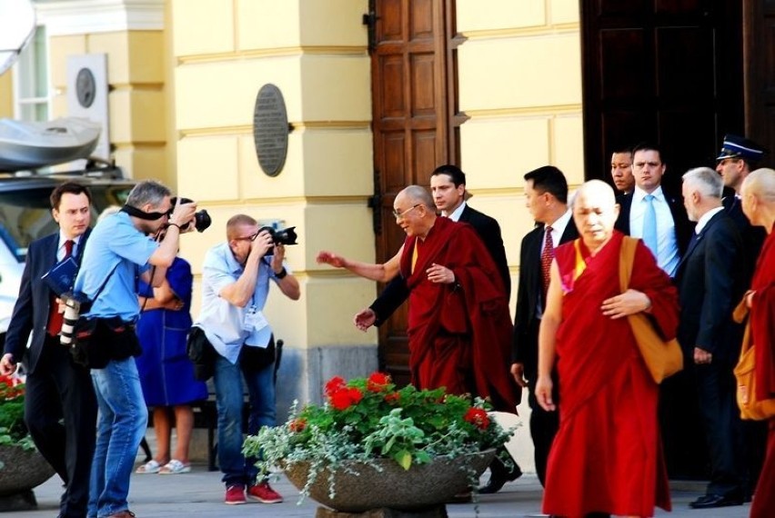 Tuż za nimi Duchowy Przywódca Tybetu Dalajlama XIV. Fot....