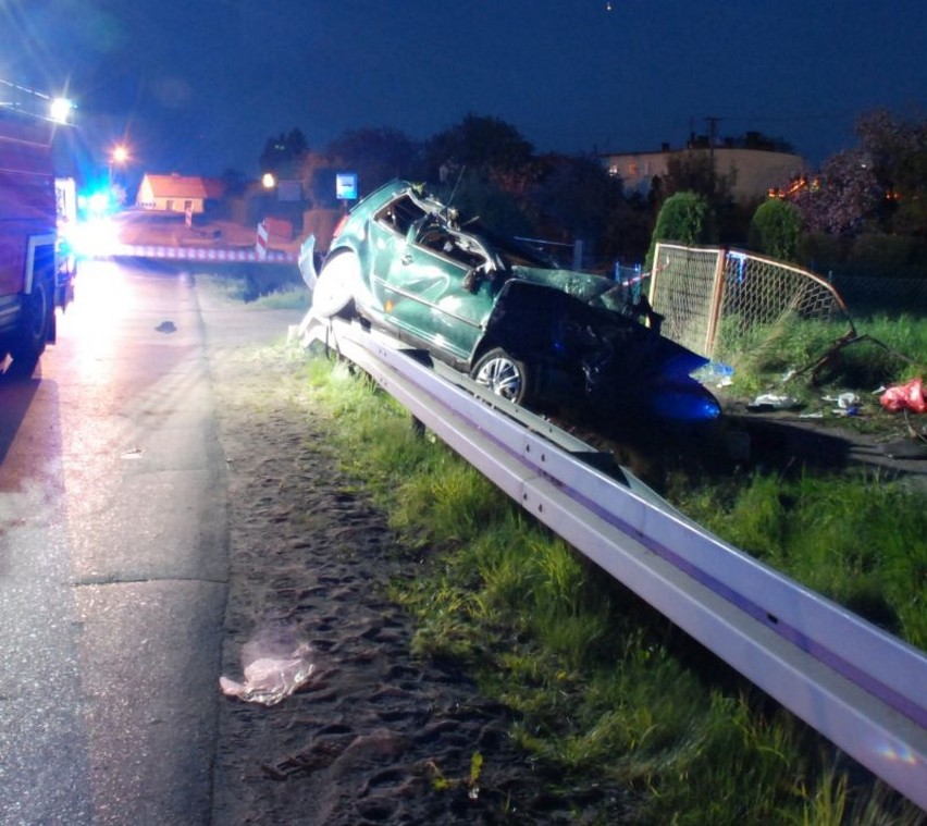 Wypadek w Nieżychowicach. Volkswagen uderzył w drzewo i dachował. Trzy osoby trafiły do szpitala