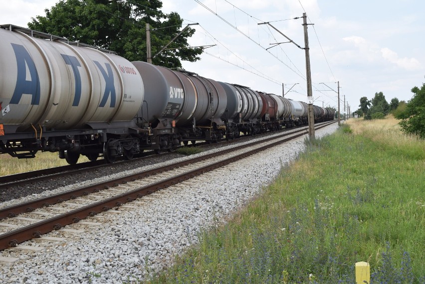 Gniezno ul. Południowa: samochód dostawczy zderzył się z pociągiem