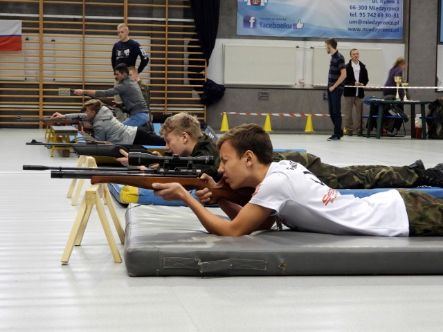 W hali sportowo-widowiskowej bawiło się ponad 80 osób.