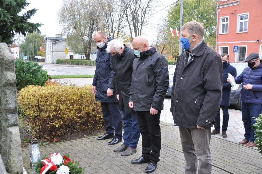 102. rocznica odzyskania niepodległości przez Polskę. Symboliczne złożenie kwiatów w Prabutach [ZDJĘCIA]