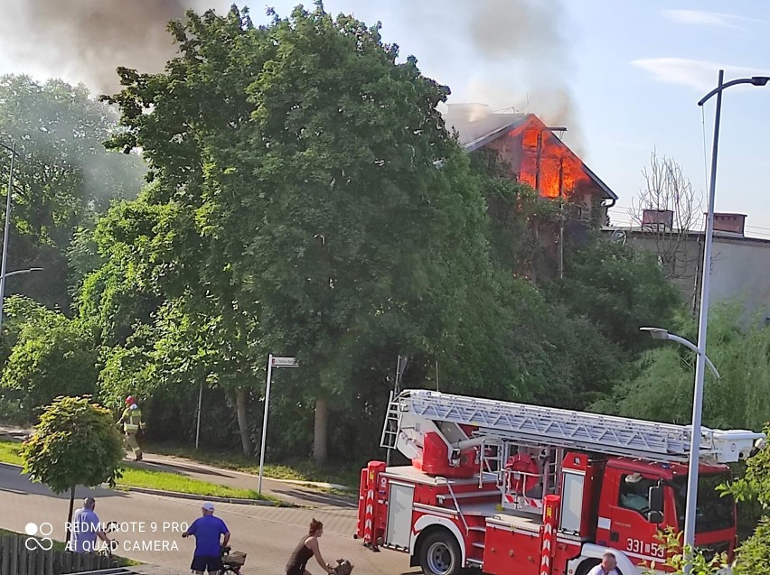 Pożar domu przy Korzeniowskiego w Pruszczu Gdańskim. Trwa akcja ratunkowa strażaków |ZDJĘCIA
