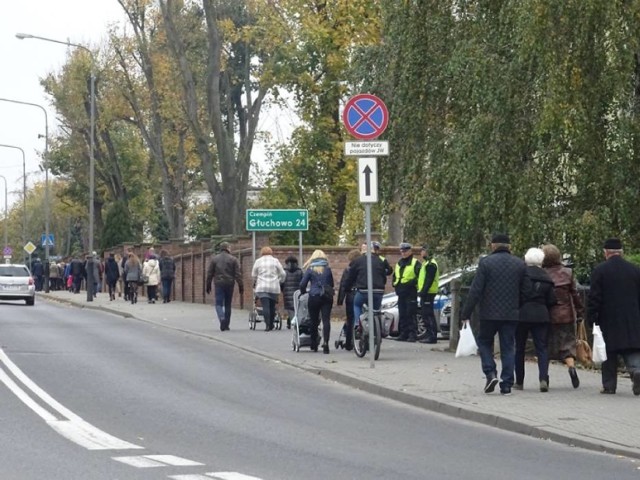 Odwiedziny śremian na cmentarzach w minionych latach