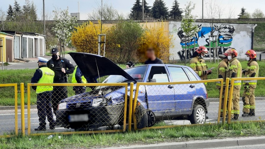 Kalisz: Kierowca stracił przytomność i wjechał w barierki....