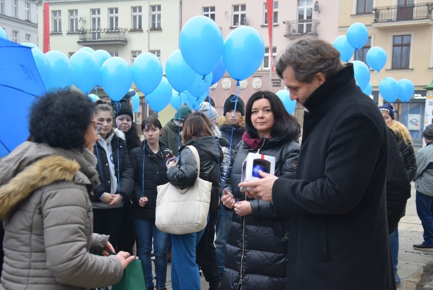 Młodzież przekazała prezydentowi bombkę wykonaną podczas...