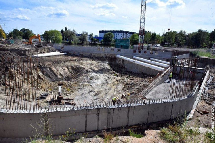 Na poziomie -2 większość przestrzeni zajmuje parking...