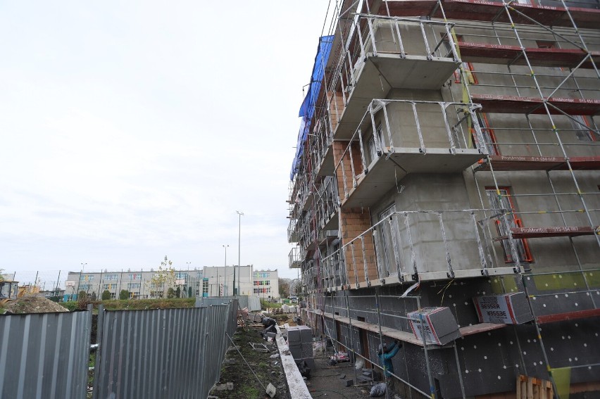 Blok przy ulicy Broniewskiego ma zostać ukończony w 2023...