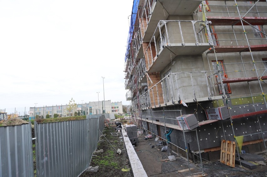 Blok przy ulicy Broniewskiego ma zostać ukończony w 2023...