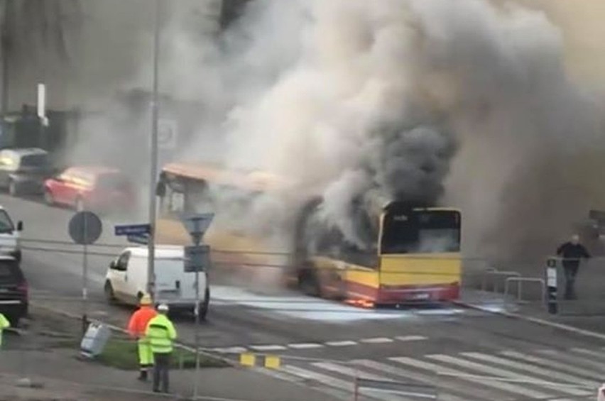 Pożar autobusu MPK na ulicy Bezpiecznej we Wrocławiu. Gasiły go trzy zastępy strażaków! [FILM, ZDJĘCIA]