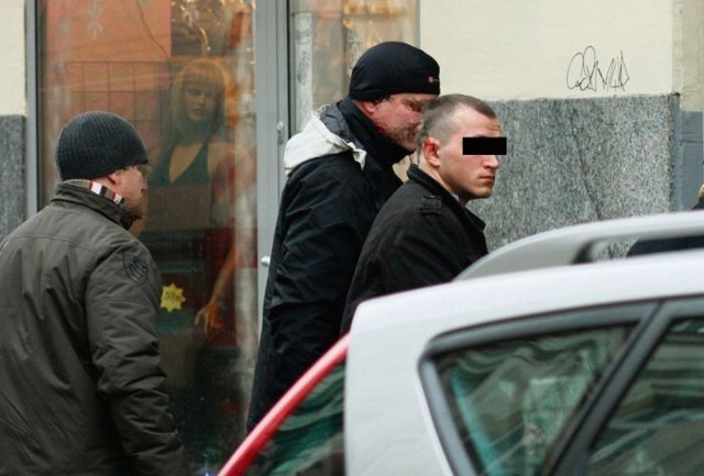 Bartosz P. został pojmany przez przez funkcjonariuszy z komendy wojewódzkiej policji. W poniedziałek powrócił na miejsce zbrodni, ale już w kajdankach