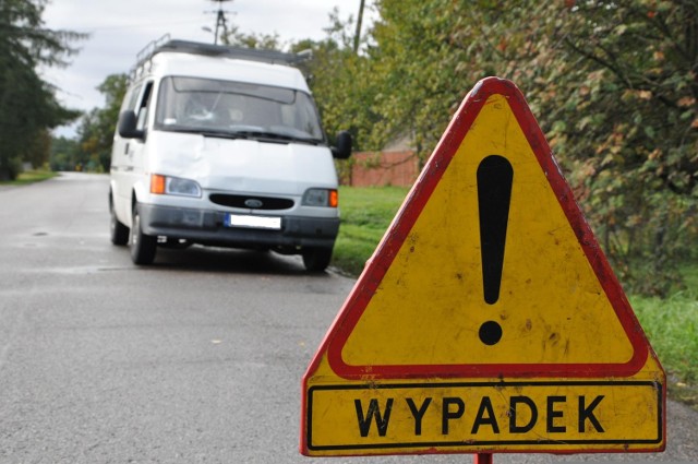 Wypadek w Leśniczówce - 22-letni kierowca potrącił 82-latka. Zdjęcie ilustracyjne