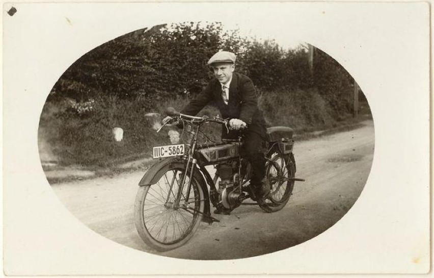 Mężczyzna na motorze, lata 30-te XX e.
