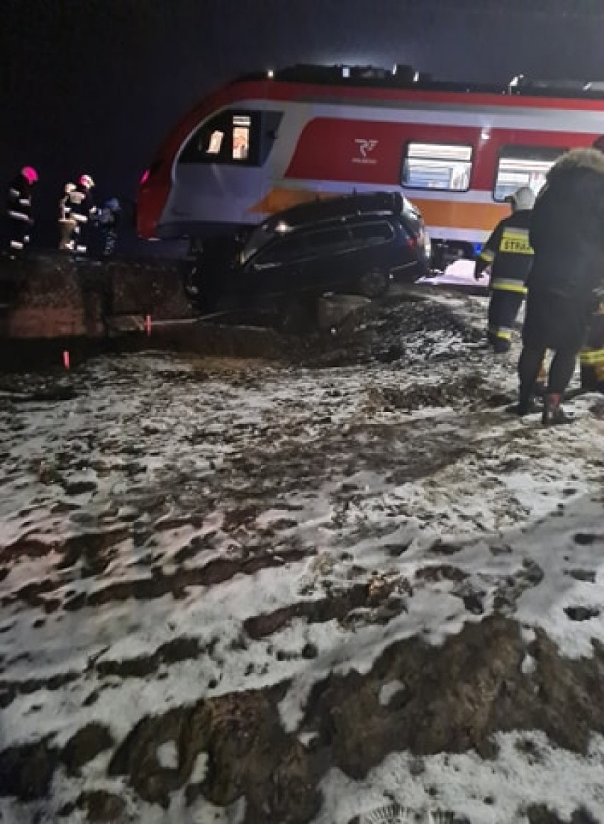 PILNE! Wypadek w Kępie! Samochód osoby wjechał pod pociąg! [ZDJĘCIA]