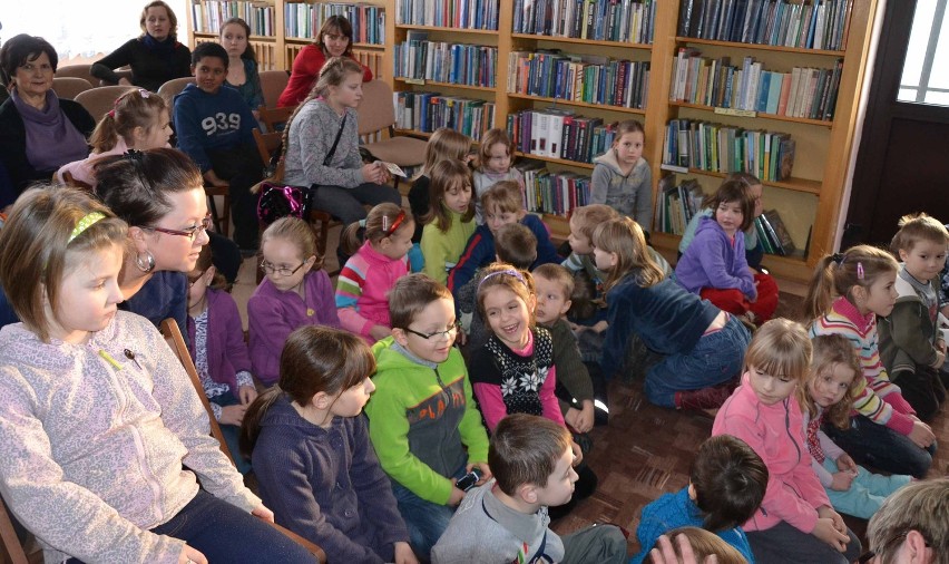 Przedstawienie teatralne dla dzieci w bibliotece na Starym Mieście w Malborku