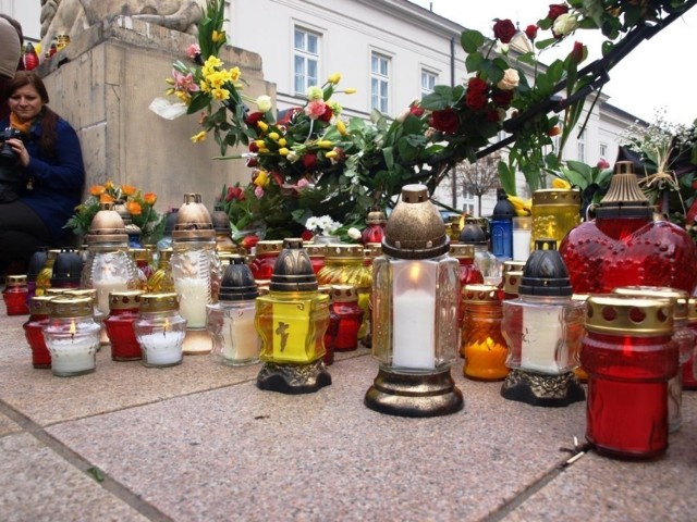 Warszawiacy zapalają znicze i przynoszą kwiaty w hołdzie ofiarom tragedii Fot. Mariusz Michalak