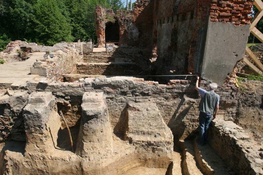 Sensacja w Czechowicach-Dziedzicach! Odkryli ruiny zamku Wilczków z XVI wieku [ZDJĘCIA]