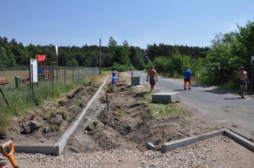 W gminie Skąpe powstają kolejne odcinki ścieżek rowerowych. Roboty trwają w Ołoboku i Kalinowie [zdjęcia]