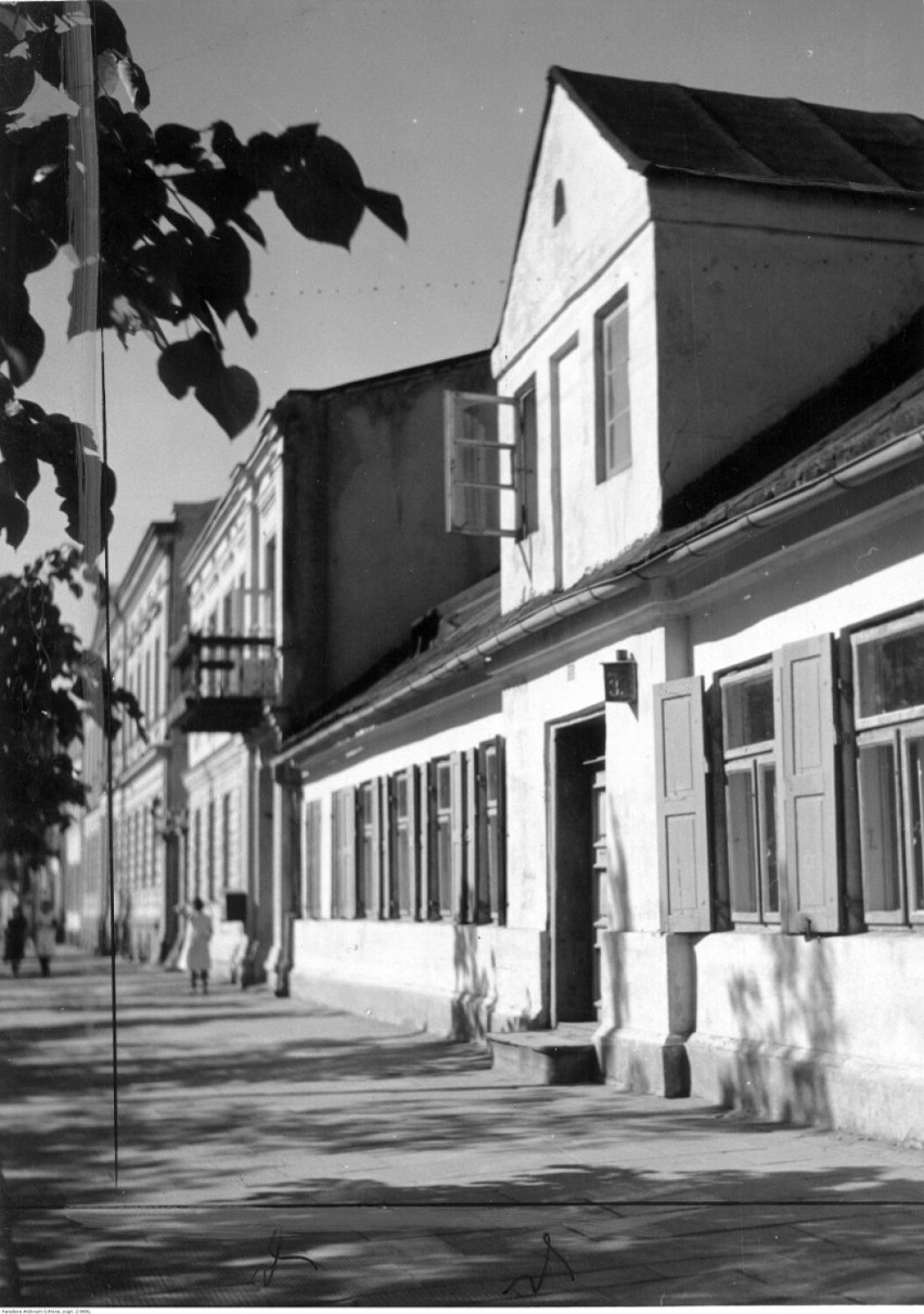 Domy tkaczy zbudowane zostały przez hrabie Ostrowskiego dla...