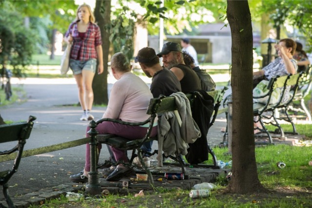 Także przeklinanie i używanie słów wulgarnych w miejscu publicznym może się skończyć mandatem. Kary nawet do 1500 zł przewiduje artykuł 141 kodeksu wykroczeń, który mówi o zakazie umieszczenia w miejscu publicznym nieprzyzwoitych ogłoszeń, napisów lub rysunków, czy też używanie nieprzyzwoitych słów.